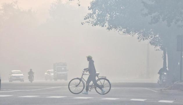 IMD has projected fresh spells of dense fog probably over plains of north India can start from December 29.(Sanchit Khanna/HT PHOTO) IMD has projected fresh spells of dense fog probably over plains of north India can start from December 29.(Sanchit Khanna/HT PHOTO)