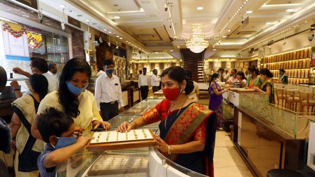 People buy gold at a jewellery store in Pune in this file photo. (Rahul Raut/HT Photo) People buy gold at a jewellery store in Pune in this file photo. (Rahul Raut/HT Photo)