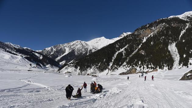 Tourists sledding in the snow at Sonmarg in Jammu and Kashmir.(Waseem Andrabi/Hindustan Times)