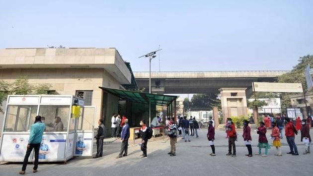 People in a queue outside a sample collection kiosk for coronavirus tests in Noida on December 26. The number of active cases went down further to 2,78,690 across the country in the same period. As many as 97,61,538 patients have so far been cured or discharged from the hospitals. (Sunil Ghosh / HT Photo) People in a queue outside a sample collection kiosk for coronavirus tests in Noida on December 26. The number of active cases went down further to 2,78,690 across the country in the same period. As many as 97,61,538 patients have so far been cured or discharged from the hospitals. (Sunil Ghosh / HT Photo)