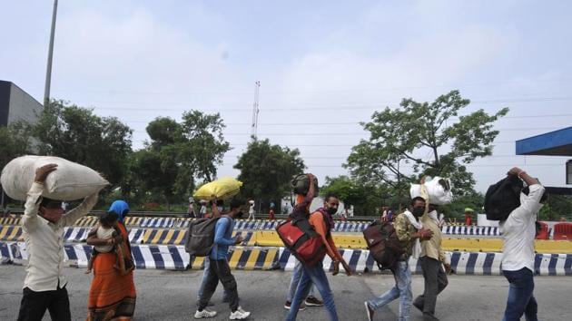 Migrant workers returning from Madhya Pradesh and en route Haryana seen while crossing DND Flyway on foot in Noida.(Sunil Ghosh / Hindustan Times File Photo) Migrant workers returning from Madhya Pradesh and en route Haryana seen while crossing DND Flyway on foot in Noida.(Sunil Ghosh / Hindustan Times File Photo)