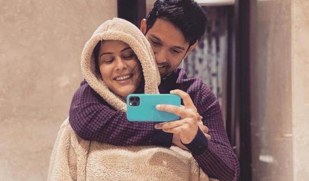 Vikrant Massey poses for a selfie with his fiancee Sheetal Thakur.