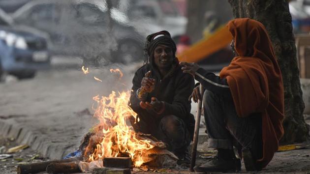 People warm themselves around a bonfire amid cold weather at Nizamuddin in New Delhi.(Biplov Bhuyan/HT PHOTO) People warm themselves around a bonfire amid cold weather at Nizamuddin in New Delhi.(Biplov Bhuyan/HT PHOTO)