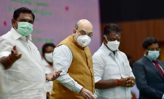 Union Home Minister Amit Shah with Tamil Nadu Chief Minister Edappadi K Palaniswami and Dy Chief Minister O Pannerselval at a programme in Chennai.(PTI) Union Home Minister Amit Shah with Tamil Nadu Chief Minister Edappadi K Palaniswami and Dy Chief Minister O Pannerselval at a programme in Chennai.(PTI)