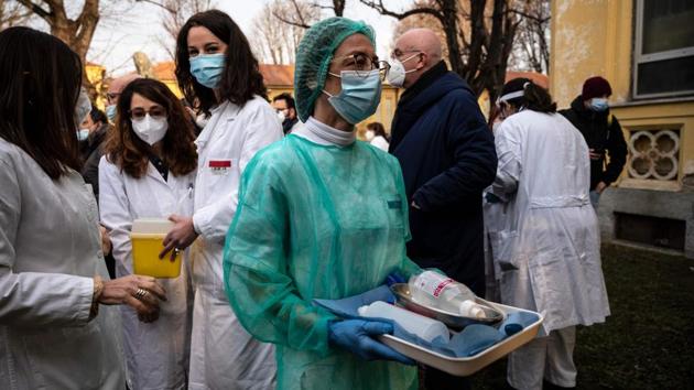 Medical staff members wait to get a Covid-19 vaccination shot at the Amedeo di Savoia Hospital in Turin, Italy on December 27. In Italy, the EU country worst hit by the pandemic with 71,000 dead, 29-year-old nurse Claudia Alivernini was the first to receive the vaccination. AFP reported. (Marco Bertorello / AFP)
