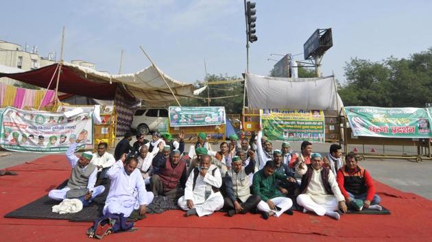 Farmers protesting at Noida Entry Gate in Sector 14-A against the farm laws in Noida.(HT photo)