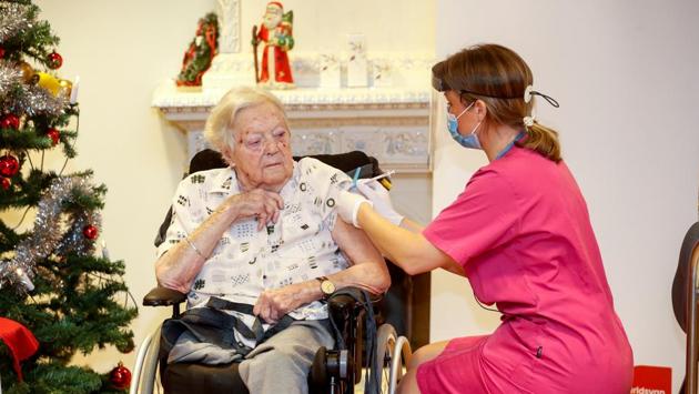 Nurse Ann-Louise Broberg injects the vaccine to nursing home resident Gun-Britt Johnsson, the first person to receive it in the country, in Mjolby, Sweden on December 27. Altogether, the EU’s 27 nations have recorded at least 16 million coronavirus infections and more than 336,000 deaths according to AP. (Stefan Jerrevang / TT News Agency via REUTERS)