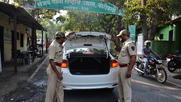 Police would place nakabandis at the gates of the Sanjay National Gandhi Park to ensure that revellers don’t enter with liquor or create any nuisance at the public place (Praful Gangurde/HT [photo) Police would place nakabandis at the gates of the Sanjay National Gandhi Park to ensure that revellers don’t enter with liquor or create any nuisance at the public place (Praful Gangurde/HT [photo)