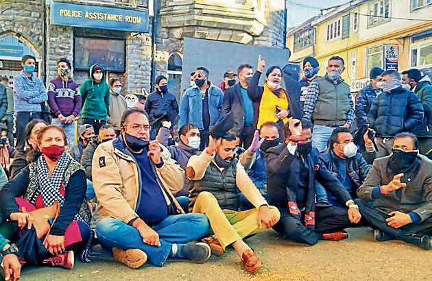 Congress workers protesting at Mall Road, Shimla on Sunday.(HT Photo) Congress workers protesting at Mall Road, Shimla on Sunday.(HT Photo)