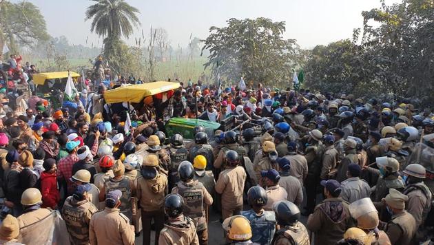 Protesting farmers clash with Uttarakhand Police in Bazpur in US Nagar district on December 25(HT PHOTO)