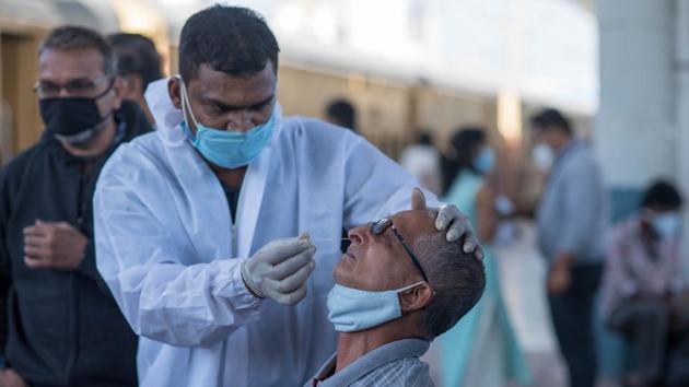 File photo: Covid-19 screening and swab testing of passengers at Dadar station in Mumbai.(Pratik Chorge/Hindustan Times)