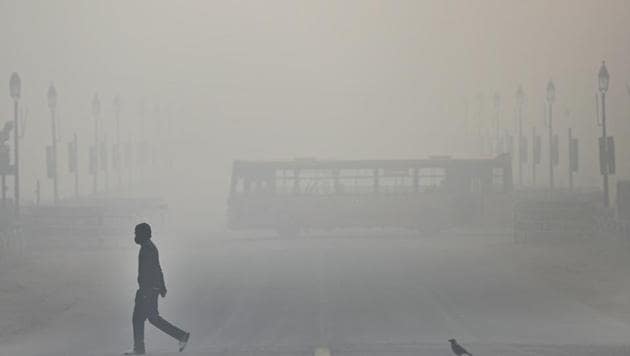 Air quality on Sunday evening deteriorated and reached the "severe" zone according to CPCB, but improvement started early Monday as wind direction changed to northwesterly. (Biplov Bhuyan/HT PHOTO) Air quality on Sunday evening deteriorated and reached the "severe" zone according to CPCB, but improvement started early Monday as wind direction changed to northwesterly. (Biplov Bhuyan/HT PHOTO)