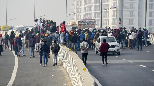 Farmers protesting over the new farm laws at Ghazipur border in New Delhi.(PTI)