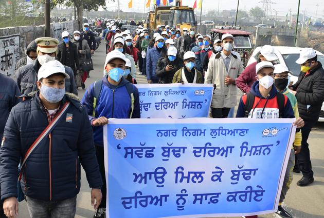 College students participating in an awareness Rally to discourage residents from dumping solid waste into the Buddha Nullah in Ludhiana on Monday.(Harsimar Pal Singh/HT)