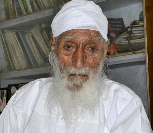 Tearful adieu to 104-yr-old ex-DSP Gurbakhsh Singh - Hindustan Times