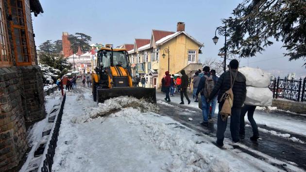 An excavator removes snow on the Ridge in Shimla on December 28. Ground frost conditions are likely in isolated pockets over Uttarakhand, Himachal Pradesh, Punjab, Haryana, Chandigarh, Delhi, Rajasthan and west Madhya Pradesh between December 29 and 31. (Deepak Sansta / HT Photo) An excavator removes snow on the Ridge in Shimla on December 28. Ground frost conditions are likely in isolated pockets over Uttarakhand, Himachal Pradesh, Punjab, Haryana, Chandigarh, Delhi, Rajasthan and west Madhya Pradesh between December 29 and 31. (Deepak Sansta / HT Photo)
