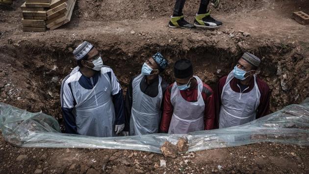 Members of the Saaberie Chishty Burial Society prepare a grave for the burial of a person who died of Covid-19 at the Avalon Cemetery in Lenasia, Johannesburg, South Africa on December 26. According to coronavirus tracking website Worldometers.info, in total 81,214,446 cases and 1,773,609 deaths have been recorded until now. (Shiraaz Mohamed / AP) Members of the Saaberie Chishty Burial Society prepare a grave for the burial of a person who died of Covid-19 at the Avalon Cemetery in Lenasia, Johannesburg, South Africa on December 26. According to coronavirus tracking website Worldometers.info, in total 81,214,446 cases and 1,773,609 deaths have been recorded until now. (Shiraaz Mohamed / AP)