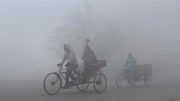 Commuters out on road amid dense fog in Jalandhar on December 25. Dense to very dense fog is likely over Uttarakhand, Himachal Pradesh, Punjab, Haryana, Chandigarh, northwest Uttar Pradesh till January 1, IMD in its impact-based bulletin released on December 29. (PTI) Commuters out on road amid dense fog in Jalandhar on December 25. Dense to very dense fog is likely over Uttarakhand, Himachal Pradesh, Punjab, Haryana, Chandigarh, northwest Uttar Pradesh till January 1, IMD in its impact-based bulletin released on December 29. (PTI)