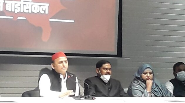 Samajwadi Party president Akhilesh Yadav addresses the media at a press conference in Lucknow on Tuesday.(HT PHOTO)