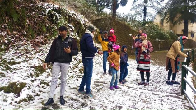 Tourists enjoying snowfall in Mussoorie. (HT PHOTO) Tourists enjoying snowfall in Mussoorie. (HT PHOTO)
