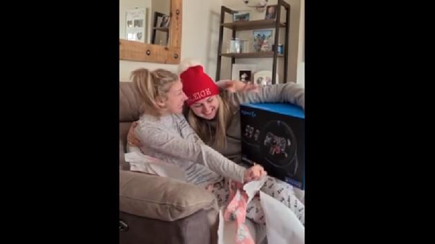 The image shows Hannah hugging her sister. (Reddit/MadeMeSmile) The image shows Hannah hugging her sister. (Reddit/MadeMeSmile)
