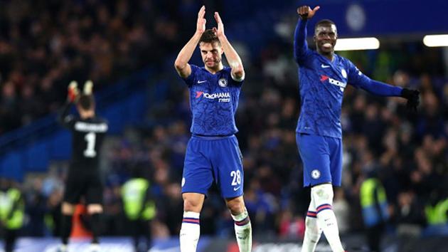 Cesar Azpilicueta and Kurt Zouma of Chelsea applaud the fans(Getty Images) Cesar Azpilicueta and Kurt Zouma of Chelsea applaud the fans(Getty Images)