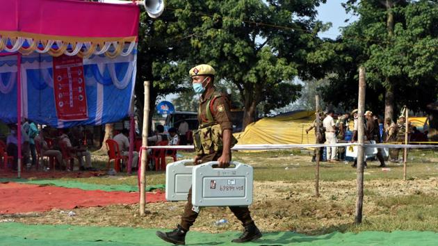 The legislative elections in Bihar turned out to be the first experiment in conducting widespread polling activity in India, as it battled coronavirus cases, only to rank behind the United States in case count. (Parwaz Khan / HT Photo) The legislative elections in Bihar turned out to be the first experiment in conducting widespread polling activity in India, as it battled coronavirus cases, only to rank behind the United States in case count. (Parwaz Khan / HT Photo)