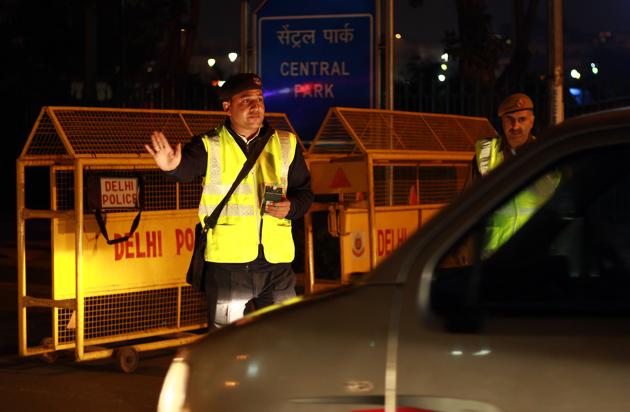 Delhi Police had been making checks for cases of drunk and drive with an alcometer, in the pre-Covid times.(Photo: Shivam Saxena/HT (Photo for representational purposes only))