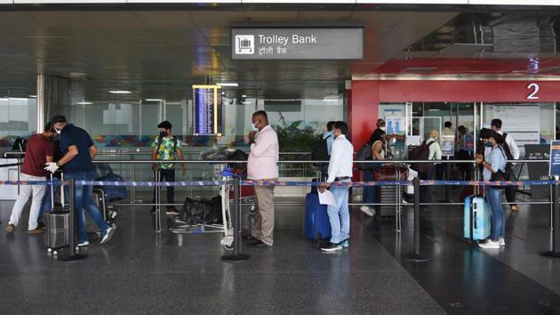 A senior official in Delhi’s revenue department said around 14,000 passengers arrived at the Delhi airport between November 25 and December 21 — of whom around 1,500 are Delhi residents.(Vipin Kumar/HT PHOTO) A senior official in Delhi’s revenue department said around 14,000 passengers arrived at the Delhi airport between November 25 and December 21 — of whom around 1,500 are Delhi residents.(Vipin Kumar/HT PHOTO)