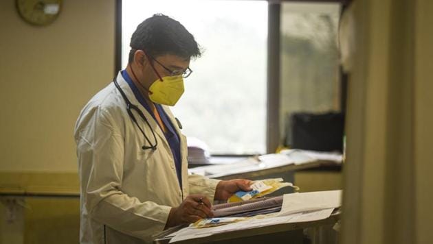 Dr Naman Jain posted in the critical care unit at Fortis Hospital in New Delhi.(Sanchit Khanna/HT PHOTO)