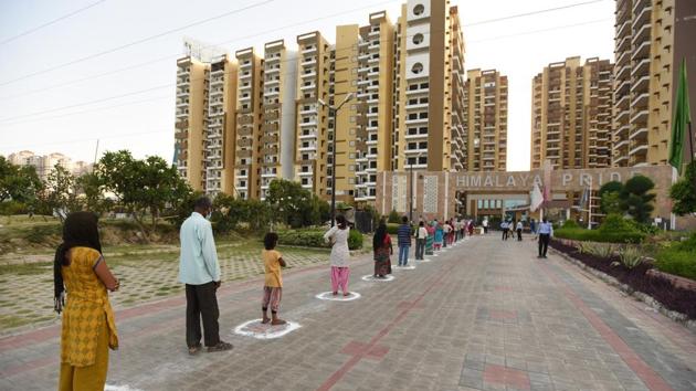 Chalk marked circles and long, distanced queues became ubiquitous with the lockdown as citizens and aid groups stepped up to help migrants and those less fortunate make it through. Seen here, a food distribution outside a residential complex in Greater Noida. (Virendra Singh Gosain / HT Photo) Chalk marked circles and long, distanced queues became ubiquitous with the lockdown as citizens and aid groups stepped up to help migrants and those less fortunate make it through. Seen here, a food distribution outside a residential complex in Greater Noida. (Virendra Singh Gosain / HT Photo)