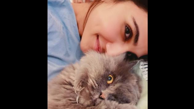 The image shows Vaani Kapoor snuggling with her cat.(Instagram/@vaanikapoor) The image shows Vaani Kapoor snuggling with her cat.(Instagram/@vaanikapoor)