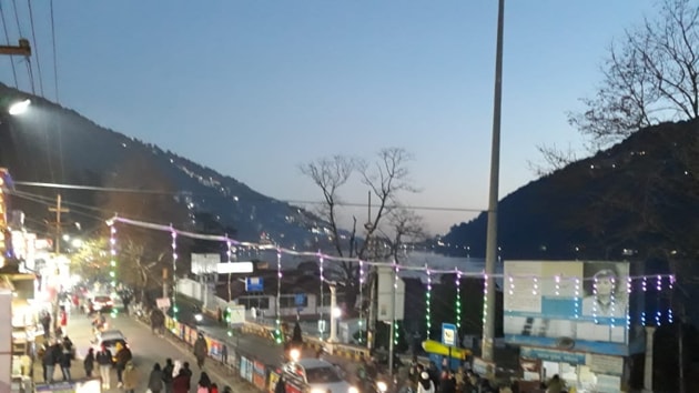 The Mall Road in Nainital is decked up to ring in the New Year.(Raajiv Kala/HT PHOTO)