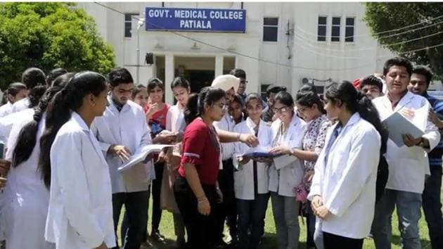 Fifteen dental colleges in Punjab, both private and government, have 1,140 BDS seats. Nine medical colleges of the state offer 1,385 MBBS seats.(HT file photo)
