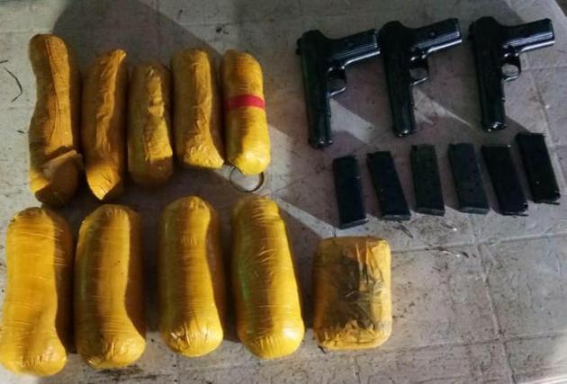 The 10 packets of heroin seized and three pistols besides ammunition seized from the Indo-Pak border in Gurdaspur district on Wednesday morning. (HT Photo) The 10 packets of heroin seized and three pistols besides ammunition seized from the Indo-Pak border in Gurdaspur district on Wednesday morning. (HT Photo)