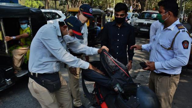 On the backdrop of the New Year, the Thane traffic police inspect vehicles, on Tuesday. (Praful Gangurde/HT)