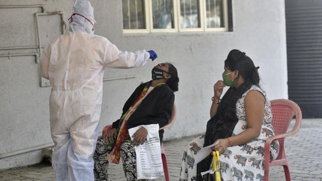 Healthcare workers screening a resident of Goregaon, on Tuesday.(Satyabrata Tripathy/HT Photo)