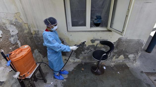 A health worker disinfects the donor’s chair during a swab collection drive for Covid-19 test at Nehru Homeopathic Medical College and Hospital in Defence Colony, New Delhi on December 29. For the past three months, India has been seeing a downward trend in its daily coronavirus tally with an average of 22,000 cases added daily in the week ending December 27. (Sanjeev Verma / HT Photo) A health worker disinfects the donor’s chair during a swab collection drive for Covid-19 test at Nehru Homeopathic Medical College and Hospital in Defence Colony, New Delhi on December 29. For the past three months, India has been seeing a downward trend in its daily coronavirus tally with an average of 22,000 cases added daily in the week ending December 27. (Sanjeev Verma / HT Photo)