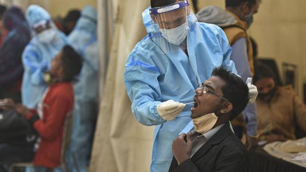 Incoming travellers being screened for coronavirus infection at Anand Vihar Inter State Bus Terminal (ISBT) in New Delhi.(Biplov Bhuyan/HT PHOTO)