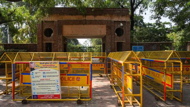 Police barricades placed in front of the University Plaza on the day the first cut off list for admissions to Delhi University was released, at North Campus in New Delhi.(Amal KS/HT PHOTO)