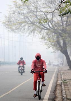 Commuters braving the dense fog in Mohali on Wednesday. (Gurminder Singh/HT) Commuters braving the dense fog in Mohali on Wednesday. (Gurminder Singh/HT)