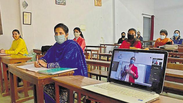 Teachers conducting online and offline classes simultaneously to teach students(HT File)