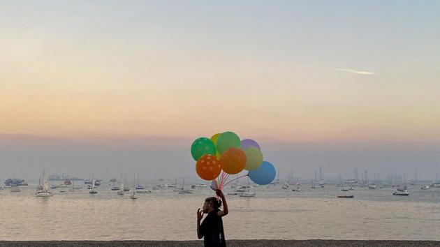A balloon vendor pictured near the sea in Mumbai on December 27. Ten states and Union Territories (UTs) are contributing over 78 per cent of the new Covid-19 cases, the health ministry said adding that Kerala, Maharashtra and Chattisgarh added the most number of cases. (Punit Paranjpe / AFP) A balloon vendor pictured near the sea in Mumbai on December 27. Ten states and Union Territories (UTs) are contributing over 78 per cent of the new Covid-19 cases, the health ministry said adding that Kerala, Maharashtra and Chattisgarh added the most number of cases. (Punit Paranjpe / AFP)