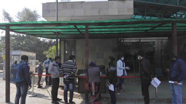 People queue to register for coronavirus tests, at Sector 30 District Hospital, in Noida, India, on Tuesday, December 29, 2020. (Photo by Sunil Ghosh / Hindustan Times) People queue to register for coronavirus tests, at Sector 30 District Hospital, in Noida, India, on Tuesday, December 29, 2020. (Photo by Sunil Ghosh / Hindustan Times)