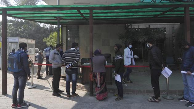 People queue to register for coronavirus tests, at Sector 30 District Hospital in Noida on Tuesday. (Sunil Ghosh/HT Photo) People queue to register for coronavirus tests, at Sector 30 District Hospital in Noida on Tuesday. (Sunil Ghosh/HT Photo)