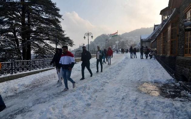Tourists are visiting Shimla and its adjoining destinations of Narkanda and Kufri to enjoy the snow.(Deepak Sansta/HT)
