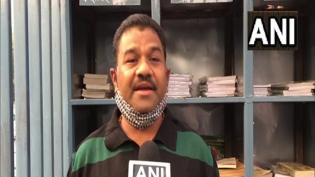 At Indore’s ‘Wall of Education’, poor, needy students pick up donated books (HT) At Indore’s ‘Wall of Education’, poor, needy students pick up donated books (HT)