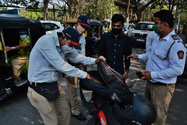 On the backdrop of the New Year, the Thane Traffic Police is conducting a thorough inspection of every vehicles and bags near thane collector office area at Thane, on Tuesday,(Praful Gangurde/HT Photo) On the backdrop of the New Year, the Thane Traffic Police is conducting a thorough inspection of every vehicles and bags near thane collector office area at Thane, on Tuesday,(Praful Gangurde/HT Photo)