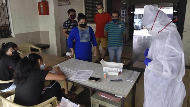 Healthcare workers during Covid-19 screening and swab test at Malad in Mumbai. (Satyabrata Tripathy/HT Photo)