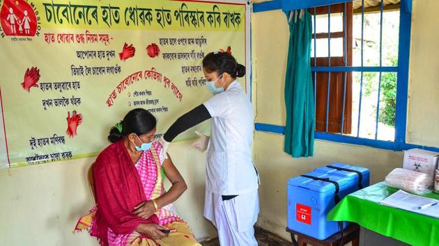 A medic demonstrates administration of COVAXIN, an Indian government-backed experimental COVID-19 vaccine, to a health worker during its trials, at the Urban Primary Health Centre at Tezpur in Assam.(PTI)